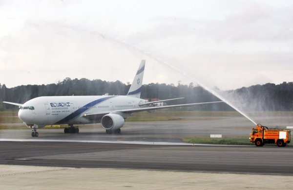 Avião da El-Al é saudado no Brasil com água do Rio Jordão