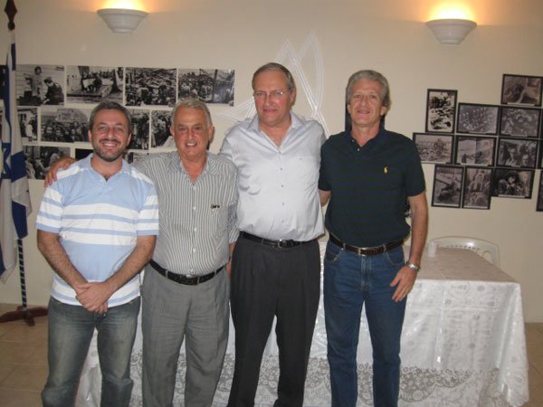 Caçador de nazistas encerra visita ao Brasil