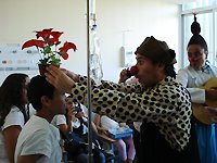 Ator israelense leva alegria para Hospital de Brasília