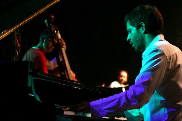 Ari Borger faz show neste domingo