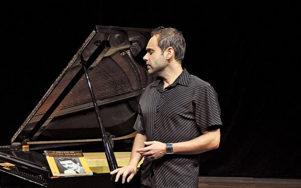 Show de Carlos Navas no Hebraica Meio-Dia