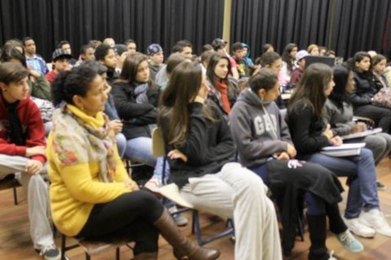 Sobreviventes do Holocausto visitam escolas