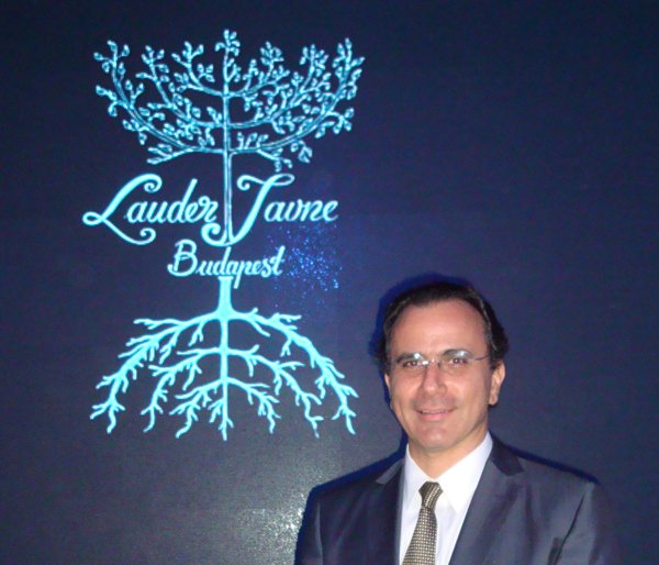 Presidente do Peretz visita a Lauder Iavne School Budapest