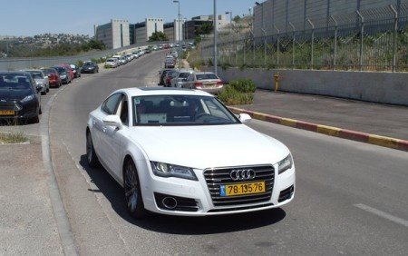 Carro israelense dirige sem motorista