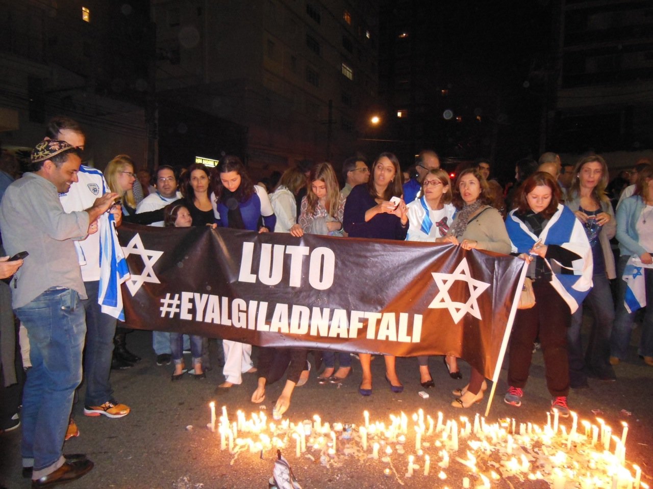 Comunidade homenageia jovens assassinados