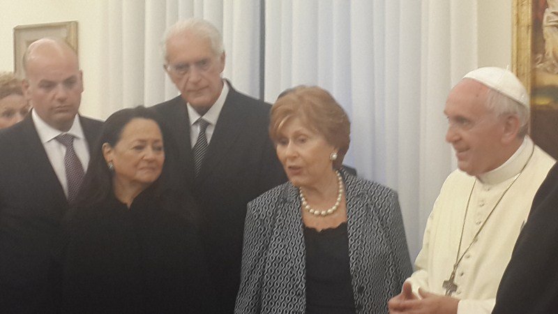 Papa encontra-se com a comunidade judaica