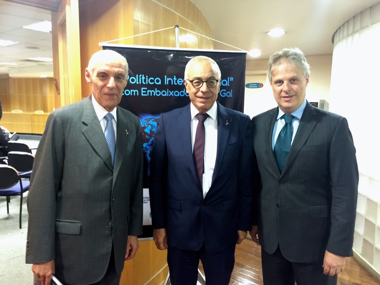 EMBAIXADOR FALA SOBRE POLÍTICA INTERNACIONAL