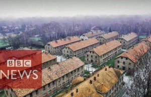 UM DRONE SOBREVOA AUSCHWITZ