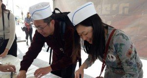 Jornalistas estrangeiros e diplomatas aprendem a fazer Matzá