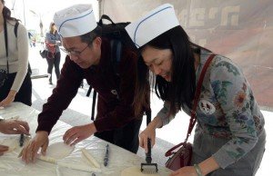 Jornalistas estrangeiros e diplomatas aprendem a fazer Matzá