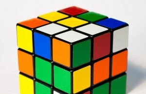 Garoto israelense cria robô que resolve o Cubo Mágico