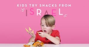 Crianças experimentam salgadinhos israelenses
