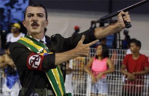 Escola de Samba Águia de Ouro se desculpa por componente fantasiado de Hitler