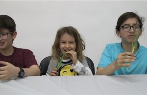 Crianças experimentam as comidas de Pessach