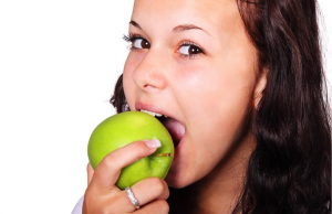 12 alimentos que ajudam na saúde bucal (e garantem um bom sorriso)