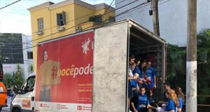 Jovens da comunidade judaica entregam agasalhos para pessoas em situação de rua e vulnerabilidade social