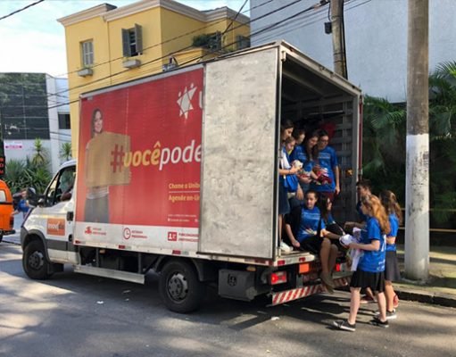 Jovens da comunidade judaica entregam agasalhos para pessoas em situação de rua e vulnerabilidade social