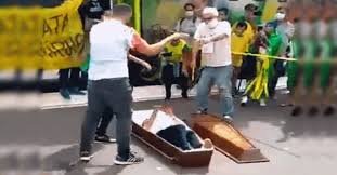 Democracia a serviço da ideologia