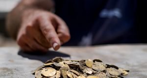 Um tesouro de 425 moedas de ouro puro de 1.100 anos atrás foi descoberto em Israel