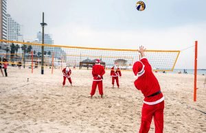 Papai Noel que joga voleibol chega a Tel Aviv-Yafo