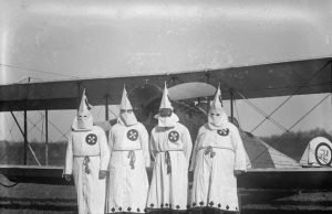 Documentário esmiúça a história da Ku Klux Klan