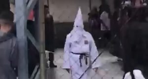 Fisesp repudia ação de professor que andou por escola pública em traje que faz alusão à Klu Klux Klan
