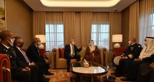 O ministro da Defesa, Benny Gantz, desembarcou no Bahrein