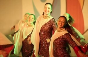 A cantora israelense Betty Pablo e o grupo de dança Eretz da CIP estarão juntos no espetáculo Anachnu