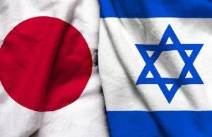 O primeiro-ministro Benjamin Netanyahu fala com o primeiro-ministro japonês Fumio Kishida