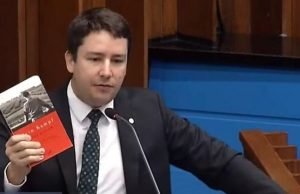VÍDEO: Deputado exalta livro de Hitler em plena tribuna