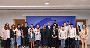 O primeiro-ministro Benjamin Netanyahu e sua esposa Sara se encontram com as viúvas e órfãos da IDF