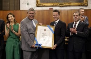 Marcos Knobel é homenageado na Câmara Municipal com a mais alta honraria da cidade de São Paulo