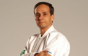 Grão Mestre Kobi, a maior autoridade do Krav Maga na América Latina recebe a Medalha do Pacificador do Exército Brasileiro