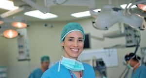 Elas são melhores nas cirurgias, mas ainda longe de formar maioria