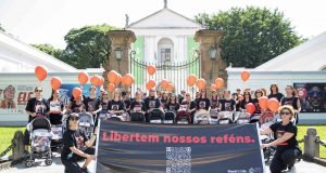 Mães voluntárias realizaram marcha silenciosa pela libertação dos reféns