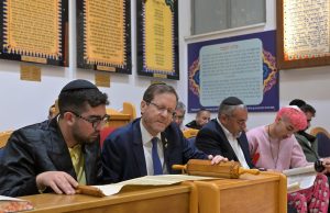 Presidente de Israel celebra Purim com ex-refém do Hamas