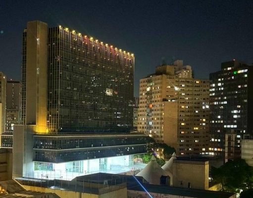 Câmara Municipal é iluminada de laranja em homenagem à família Bibas