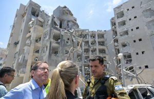 O presidente Isaac Herzog visita o local do ataque com mísseis iranianos em Be’er Sheva