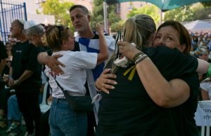 Presidente Isaac Herzog comparece ao funeral do refém Yonatan Samerano