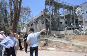 O presidente Isaac Herzog visita o local do ataque com mísseis iranianos no Instituto Weizmann
