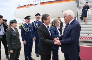 Marcando 60 anos de relações diplomáticas, os presidentes de Israel e da Alemanha chegam a Israel