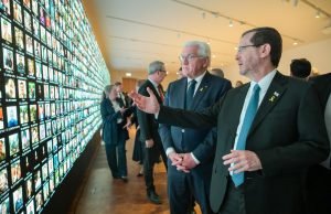 Ao chegarem a Israel, os presidentes de Israel e da Alemanha visitam a Biblioteca Nacional em Jerusalém