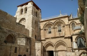 Vândalo que pichou o Kotel é preso novamente após profanar Igreja do Santo Sepulcro