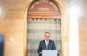 Chanceler alemão se emociona ao reabrir sinagoga destruída pelos nazistas na Noite dos Cristais