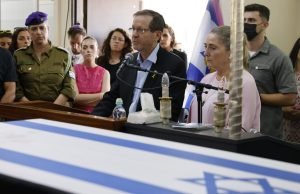 Presidente de Israel presta homenagem a Inbar Haiman