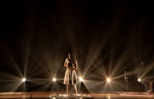 Espetáculo em Curitiba conta a história de Anne Frank