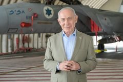 Netanyahu discursa para pilotos e equipes na base aérea de Tel Nof